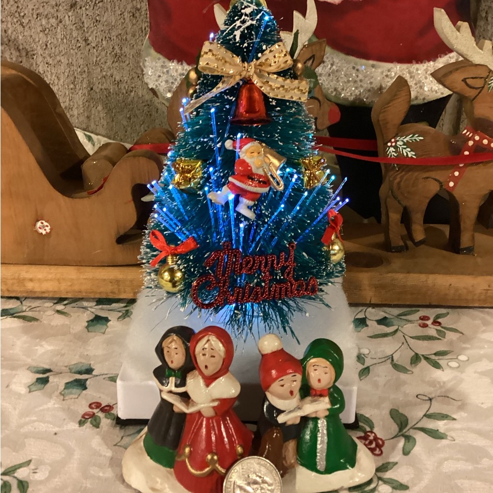 Vintage Mini Fiber Optic Musical Tree & Hand-painted Ceramic Carolers - Picture 9 of 9